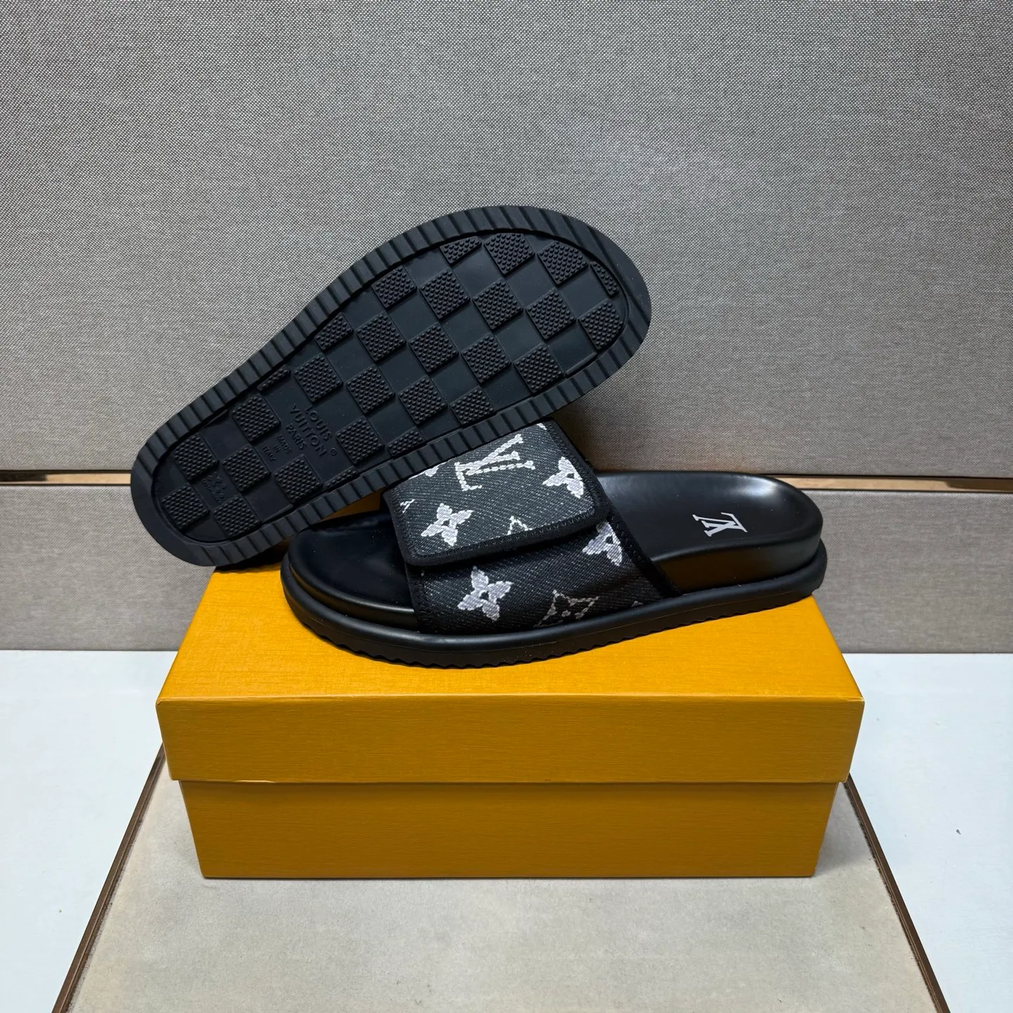 ⬛️Men's shoes 💰p320 [LV～] Men's casual slippers 2025z cabinet sales simultaneously 🔶Size: 38-44 #️⃣ 🔷2 colors🔜The upper is made of multi-material splicing➕Genuine leather lining, comfortable and breathable, sole: original comfortable and wear-resistant outsole, ⚠️Real shot📱Photographed🎬The real thing is better📢📢📢